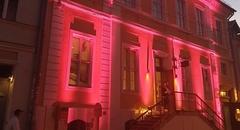 ein rot beleuchtetes Gebäude