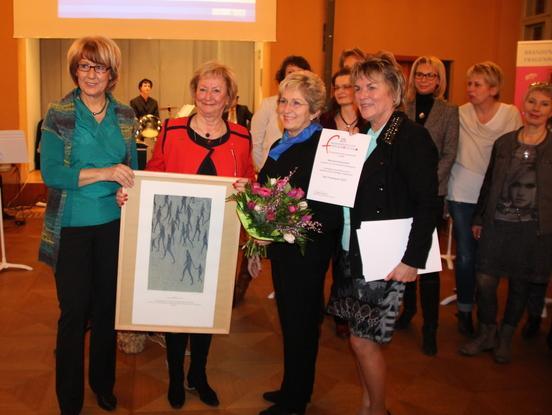 Monika Kretschmer nimmt die Auszeichnung aus den Händen der Stifterin, der Oberbürgermeisterin und der Gleichstellungsbeauftragten entgegen (v.l.n.r.).
