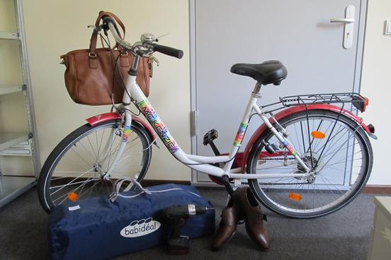 Fundgegenstände: Ein Fahrrad, zwei Taschen und ein Paar Schuhe