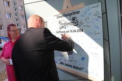 Gäste konnten sich auf einer Tafel verewigen.