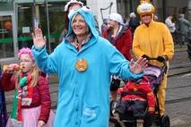 Eine als Krümelmonster verkleidete Frau.