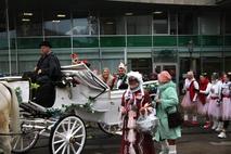 Ihre Lieblichkeit Claudia I. und seine Tollität Stephan LVII. fuhren in der Kutsche.