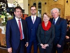 Oberbürgermeister Steffen Scheller und SVV-Vorsitzender Walter Paaschen bedanken sich bei Prof. Dr.-Ing. Burghilde Wieneke-Toutaoui und wünschen dem neuen Präsidenten, Prof. Dr. Andreas Wilms viel Erfolg.