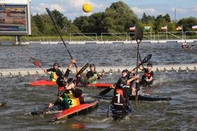 Kanu-Polo ist eine schnelle Mannschaftssportart und eine Mischung aus Ballspiel und Wassersport.