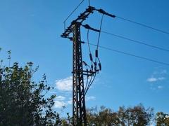 Ein Strommast auf freiem Feld