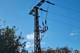 Ein Strommast auf freiem Feld