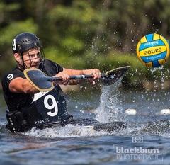 Der Kampf um den Ball verlangt volle Konzentration von jedem Spieler.