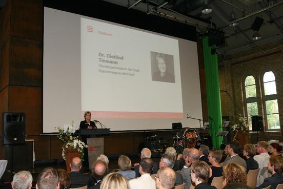 Brandenburgs Oberbürgermeisterin gratulierte zum Jubiläum und würdigte die Leistungen der Beschäftigten und Studierenden.
