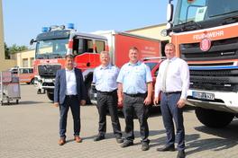 OB Steffen Scheller und der Beigeordnete Thomas Barz übergaben Jan Lehnhardt und Jens Mahlow die Fahrzeuge..