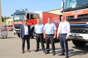 OB Steffen Scheller und der Beigeordnete Thomas Barz übergaben Jan Lehnhardt und Jens Mahlow die Fahrzeuge..