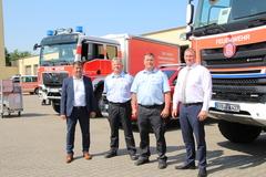 OB Steffen Scheller und der Beigeordnete Thomas Barz übergaben Jan Lehnhardt und Jens Mahlow die Fahrzeuge..