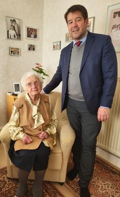 Steffen Scheller gratulierte Gertrud Knittel herzlich zum 102. Geburtstag.