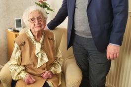 Steffen Scheller gratulierte Gertrud Knittel herzlich zum 102. Geburtstag.