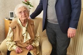 Steffen Scheller gratulierte Gertrud Knittel herzlich zum 102. Geburtstag.