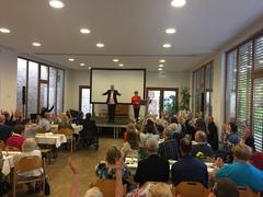 Grußwort der Oberbürgermeisterin, das von einem Gebärdendolmetscher übersetzt wurde