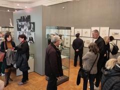 Vielen Menschen im Ausstellungsraum