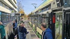 Mit Konfetti wurde die Tram begrüßt.