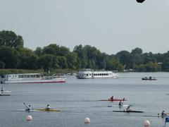 Fahrgastschiffe Fahrgastschiffe und Kanuten im Einklang auf dem Beetzsee.
