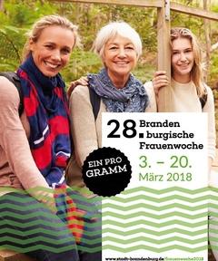 3 Frauen unterschiedlicher Generationen blicken lachend in die Kamera