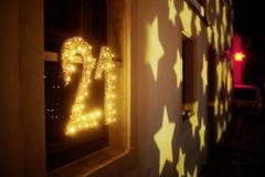 Leuchtende 21 in dunklem Zimmer