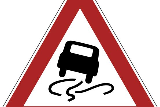 Verkehrszeichen mit rutschendem Auto