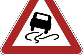 Verkehrszeichen mit rutschendem Auto