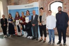 Menschengruppe mit Ausbildungsverträgen.