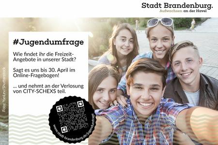 Gruppe von Jugendlichen machen ein Selfie, davor viel Text zur Jugendumfrage in Brandenburg an der Havel