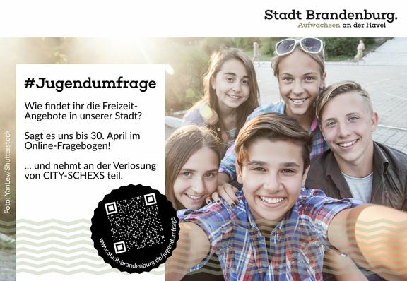Gruppe von Jugendlichen machen ein Selfie, davor viel Text zur Jugendumfrage in Brandenburg an der Havel
