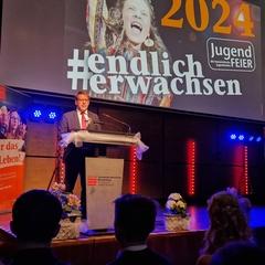 Oberbürgermeister Steffen Scheller hielt die Festrede zur Jugendfeier und überreichte den jungen Erwachsenen ihre Urkunden.