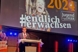 Oberbürgermeister Steffen Scheller hielt die Festrede zur Jugendfeier und überreichte den jungen Erwachsenen ihre Urkunden.