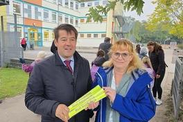 Oberbürgermeister Steffen Scheller überreichte Anja Pollok die Reflektorschnappbänder für die Erstklässler der Konrad-Sprengel-Grundschule.