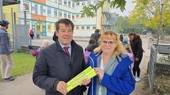 Oberbürgermeister Steffen Scheller überreichte Anja Pollok die Reflektorschnappbänder für die Erstklässler der Konrad-Sprengel-Grundschule.