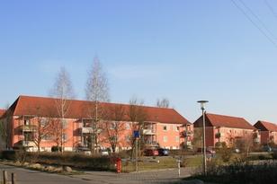 2-stöckiges Wohnhaus mit Balkonen und einem Innenhof 
