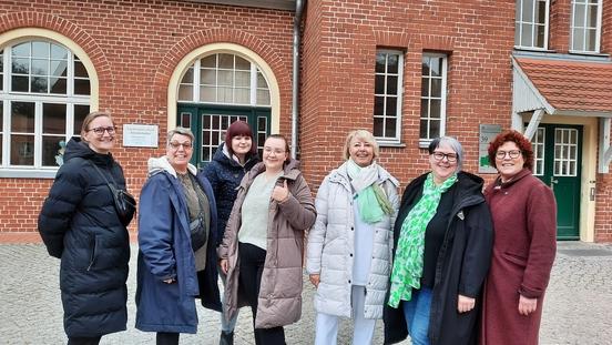 Gruppenbild 7 Frauen vor Backsteingebäude