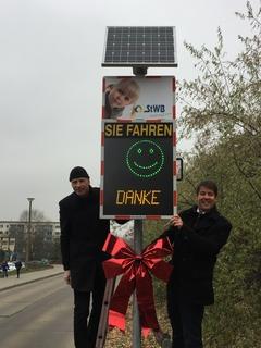 Uwe Müller (links) und Steffen Scheller nehmen das Display in Betrieb.