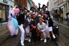 Karnevalisten in der Hauptstraße.