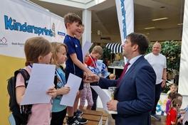 Oberbürgermeister Steffen Scheller gratuliert Fritz Albrecht zum Sieg bei den Jungen der ersten Klassen.