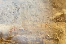 Schriftzüge sind nur fragmentarisch erhalten und bisher nicht gedeutet.