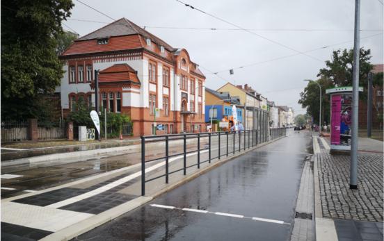 Die neugestaltete barrierefreie Umsteigehaltestelle in Höhe der THB aus Richtung Magdeburger Straße /Fouquéstraße.
