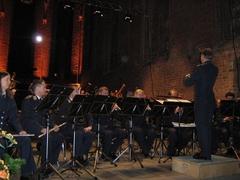 Luftwaffenmusiker in historischem Gebäude