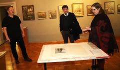 Olaf Lamp, 1. Vorsitzender des Freundeskreis Stadtmuseum (links) überreichte das Bild Museumsleiterin Anja Grothe und Oberbürgermeister Scheller