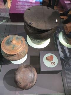 Metallgefäße (Repliken) aus dem Königsgrab