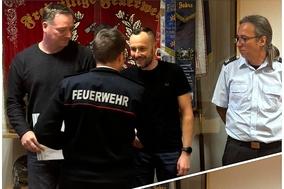 Üergabe der Urkunden an die neuen Ortswehrführungen.