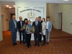Erinnerungsfoto vor dem Brandenburger Stadtwappen mit Janusz Bartczak, Martin Crull, Viola Cohnen, Oberbürgermeisterin Dr. Dietlind Tiemann, Landrat Dr. Bogdan Wankiewicz, Piotr Marszalek, Katarzyna Eysymontt (Dolmetscherin) und Sebastian Bradke (v.l.n.r).