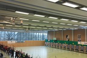 Viele Bogenschießer stehen in einer Reihe zum Abschuss bereit.