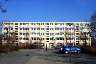 Bürgerhaus-Gebäude mit einem Parkplatz im Vordergrund