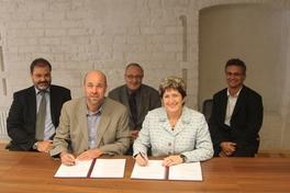 FH-Präsident und Oberbürgermeisterin bei der Vertragsunterzeichnung