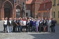 Oberbürgermeisterin Dr. Dietlind Tiemann mit den Teilnehmern an der internationalen technischen Konferenz vor dem Altstädtischen Rathaus (Foto: LSB)