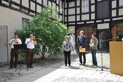 Mit Fanfarenklängen werden die Gäste im Museumshof begrüßt.